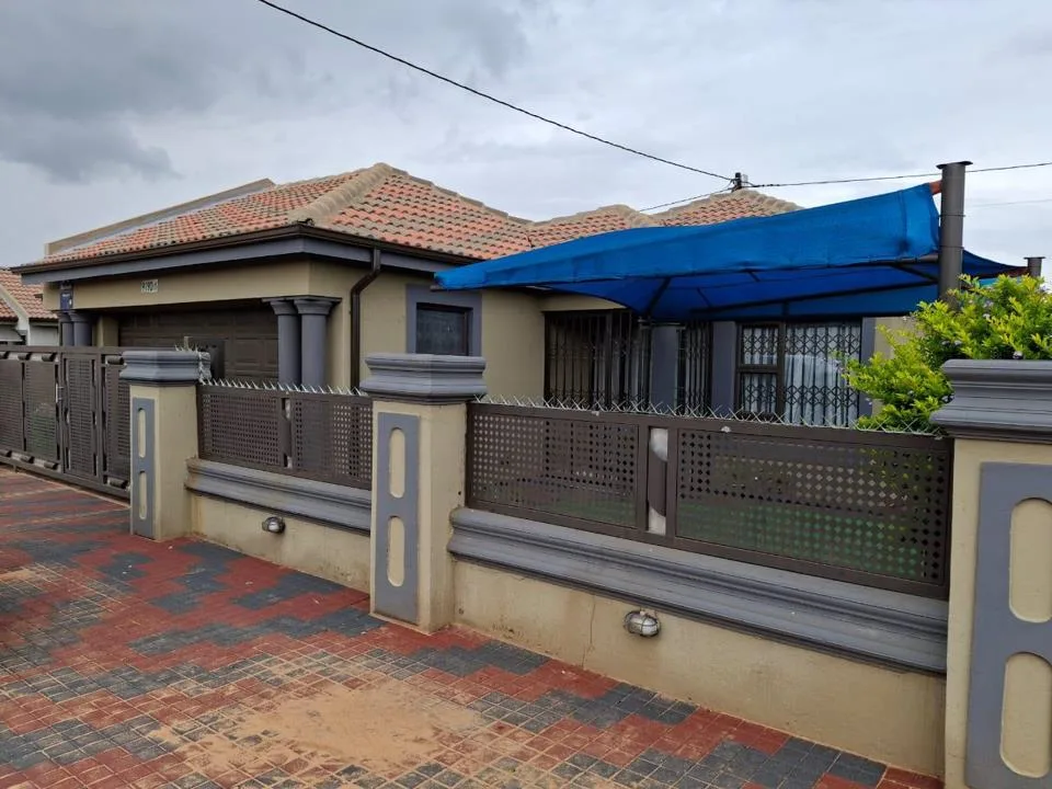 3 Bedroom House for sale in Kwaguqa Ext 10
