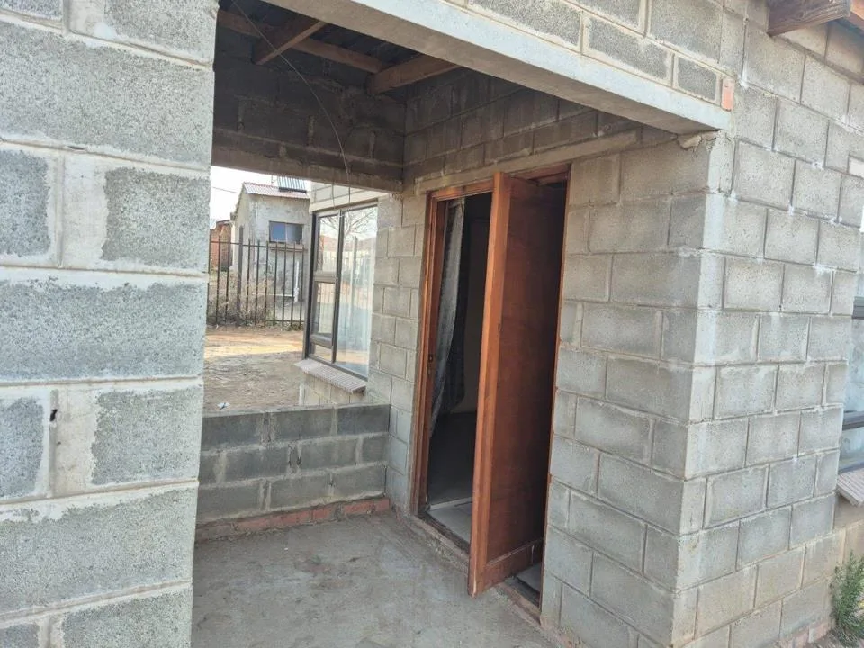 2 Bedroom House for sale in Bloemside 5