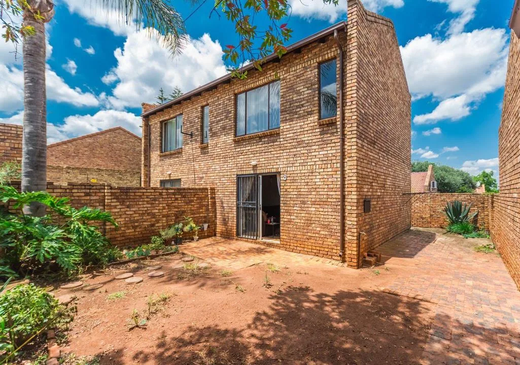 2 Bedroom Townhouse for sale in Die Hoewes