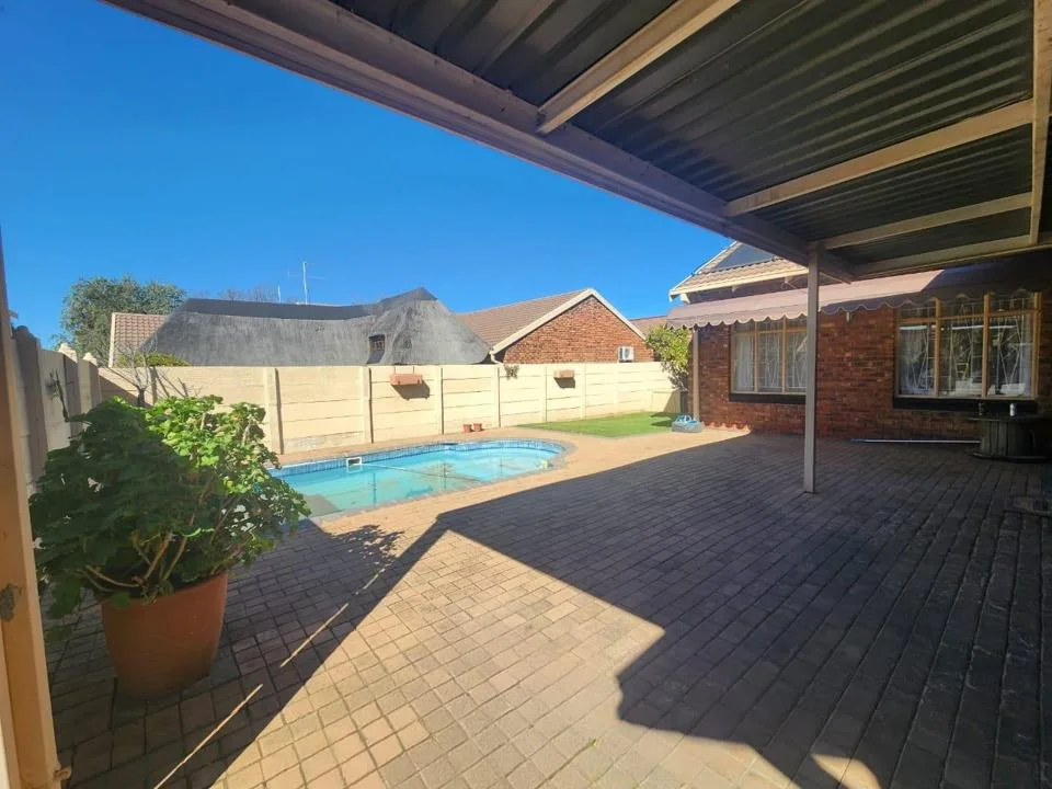 3 Bedroom Townhouse for sale in Riebeeckstad
