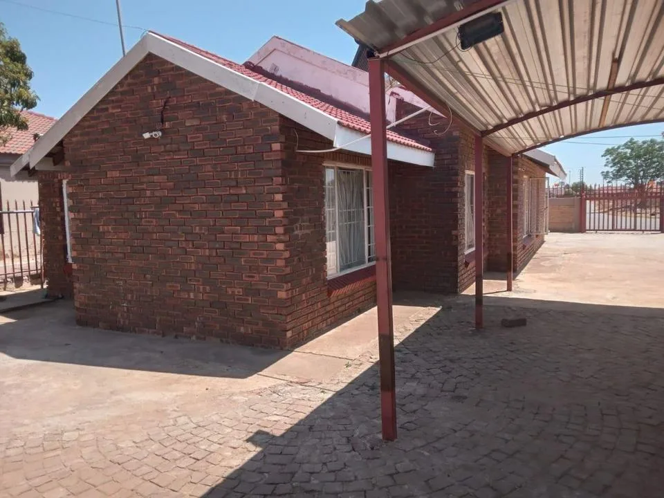 7 Bedroom House for sale in Mmabatho Unit 12