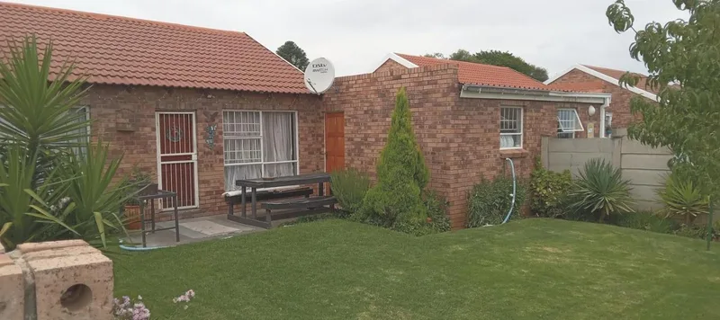 2 Bedroom Townhouse for sale in Universitas