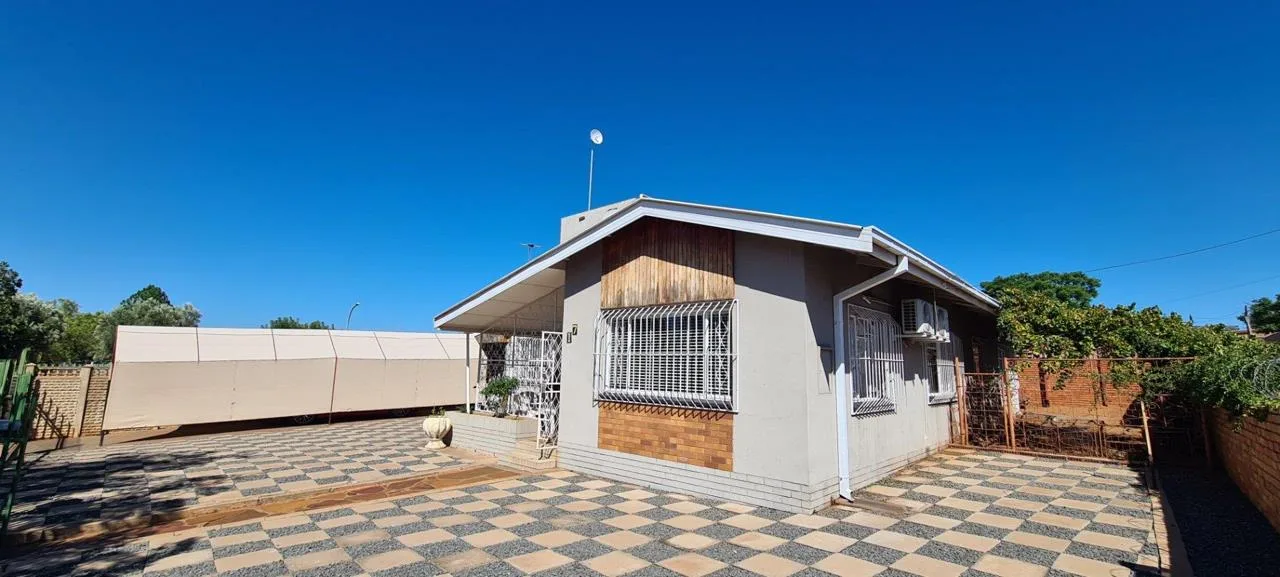 4 Bedroom House for sale in Beaconsfield