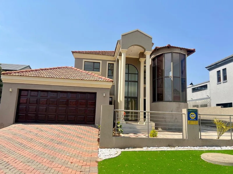 5 Bedroom House in Thornhill