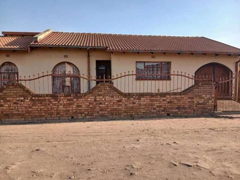 3 Bedroom House for sale in Phola