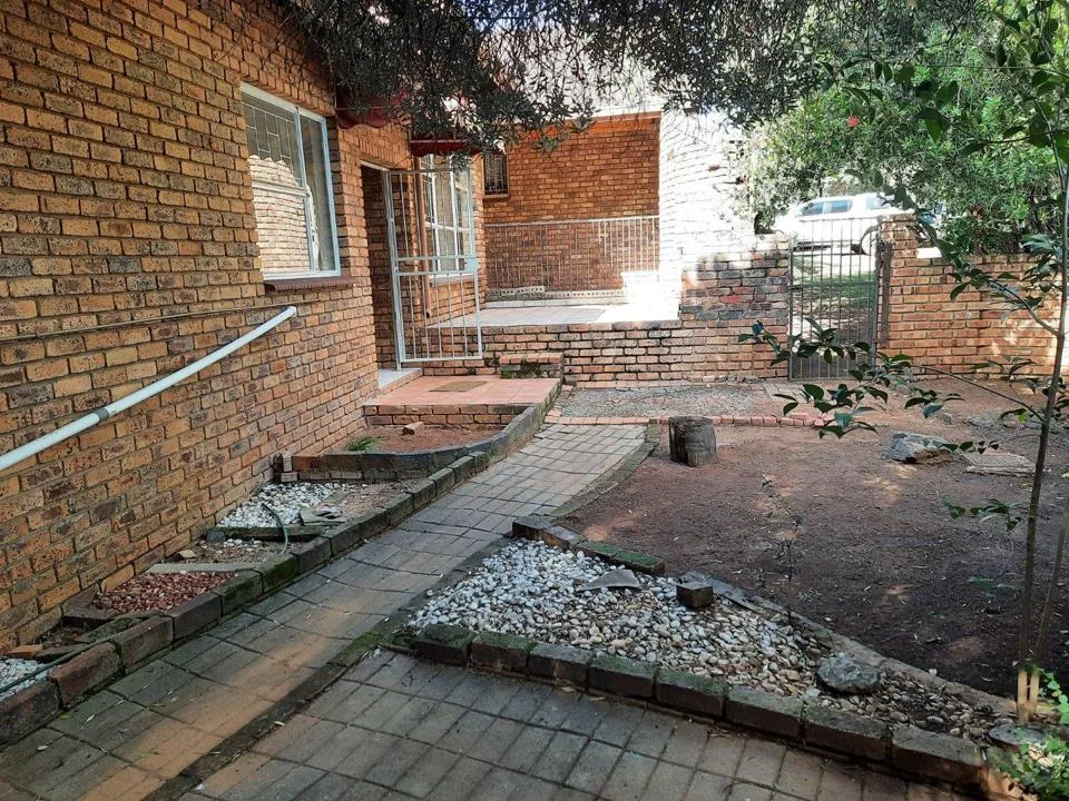 2 Bedroom Apartment / flat to rent in Rooihuiskraal