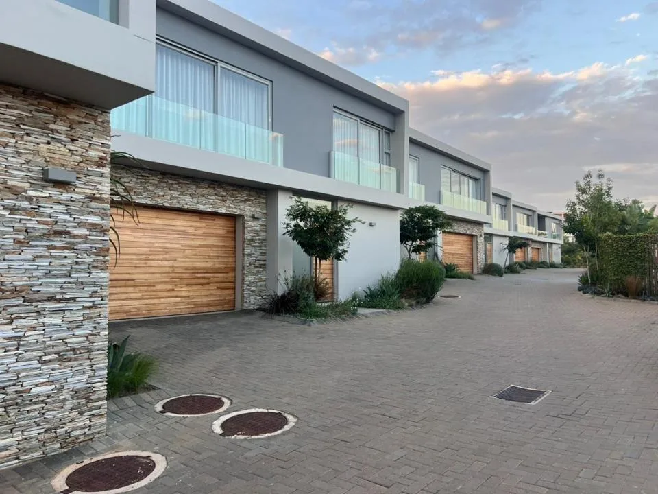 4 Bedroom Townhouse to rent in Umhlanga Central