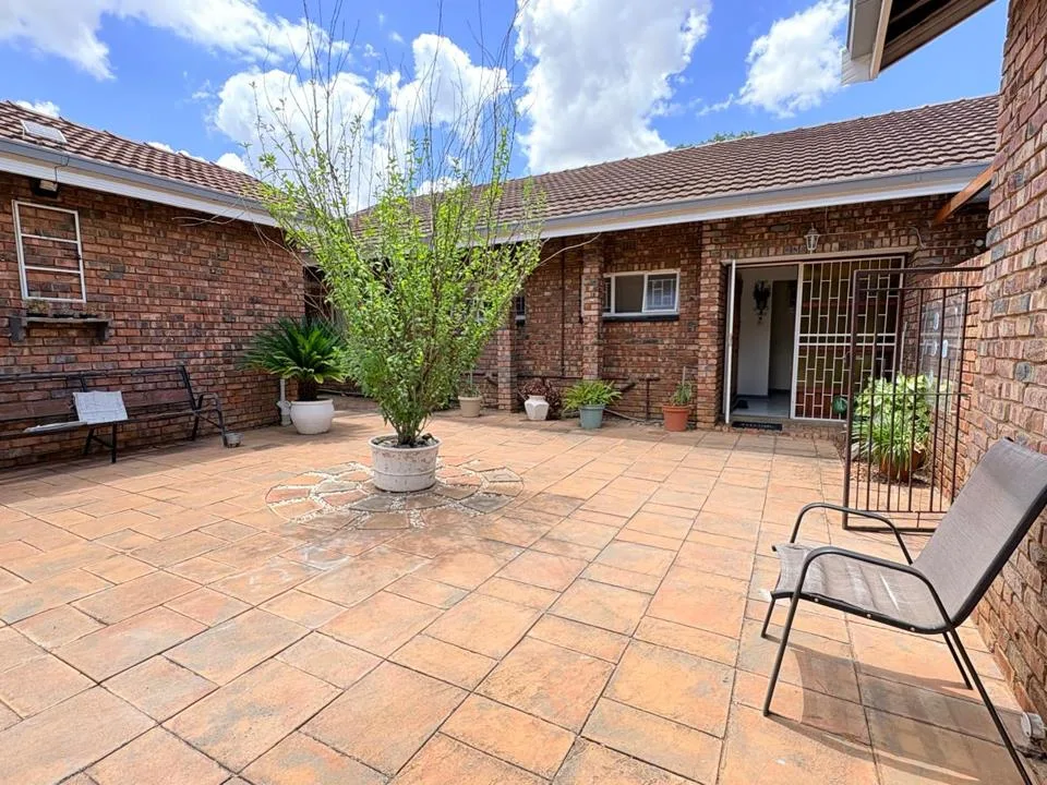 3 Bedroom House for sale in Verwoerdpark