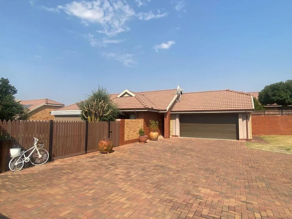 3 Bedroom Townhouse for sale in Eldoraigne