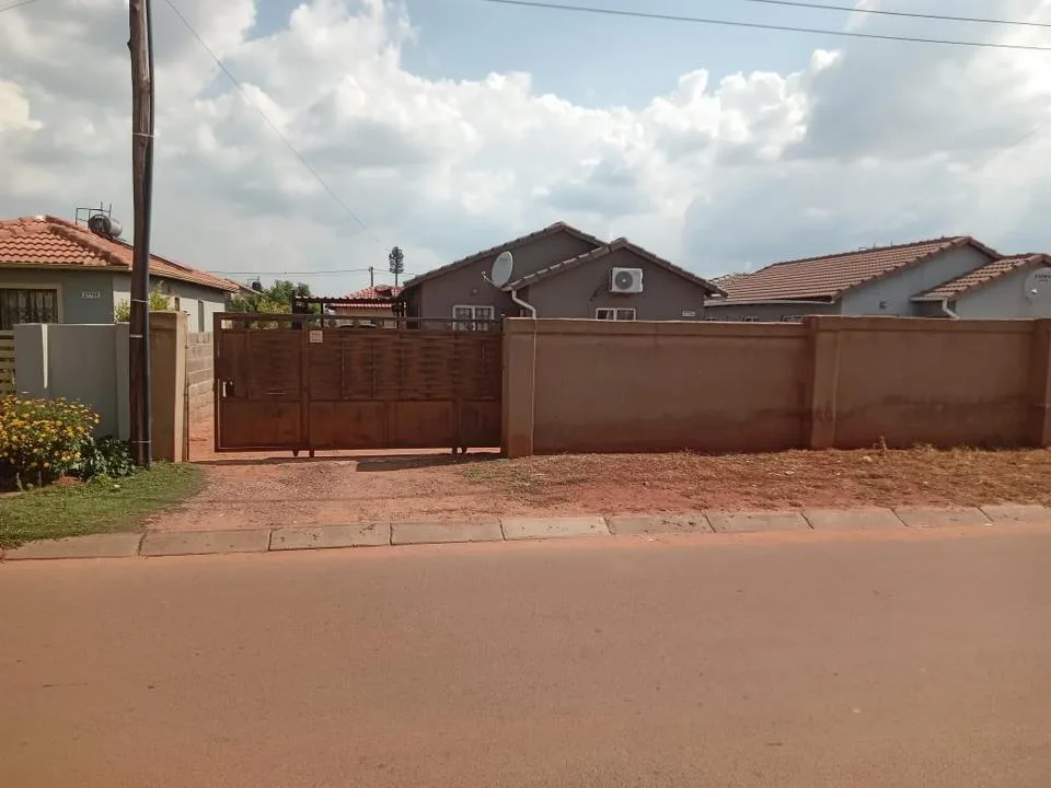 3 Bedroom House for sale in Protea Glen
