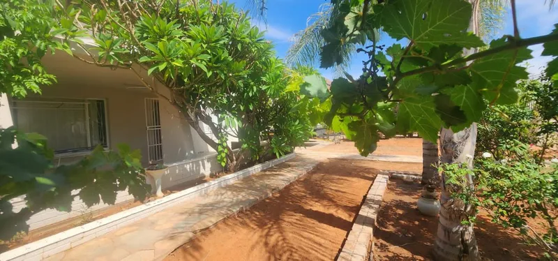 6 Bedroom House for sale in Die Rand