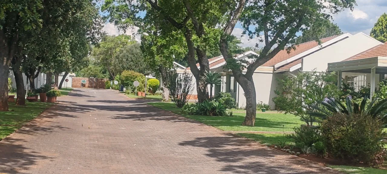 1 Bedroom Townhouse for sale in Die Hoewes