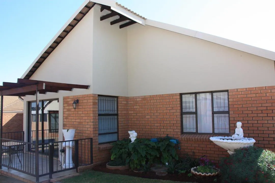 2 Bedroom Townhouse for sale in Langenhovenpark