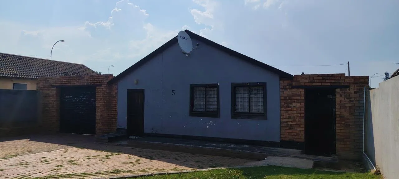 6 Bedroom House for sale in Lenasia South