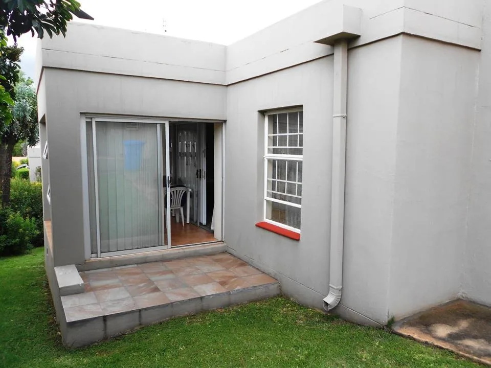 2 Bedroom Townhouse for sale in Rietvalleirand