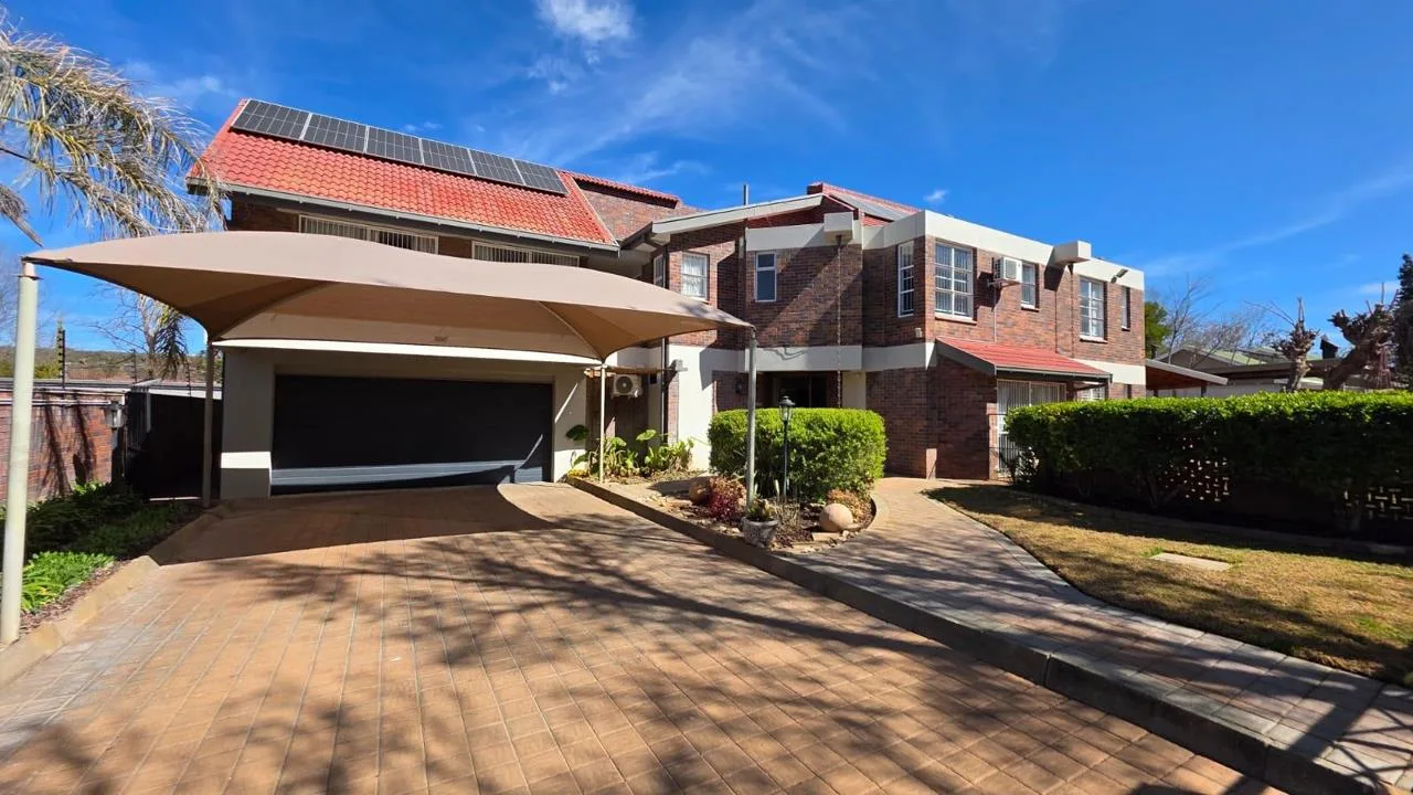 5 Bedroom House for sale in Bayswater