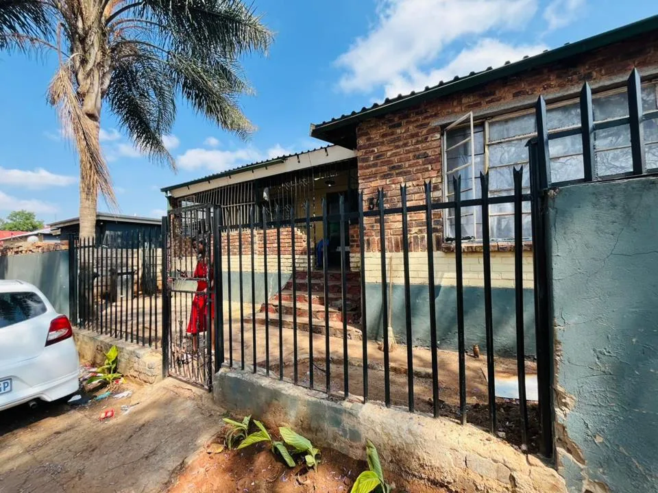 8 Bedroom House for sale in Bezuidenhout Valley