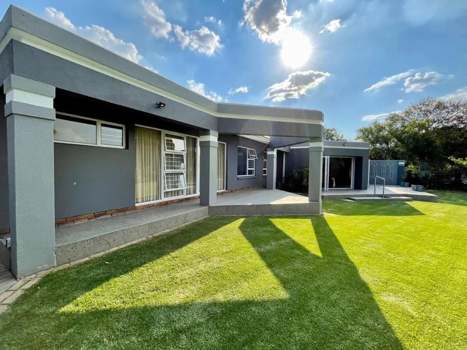 4 Bedroom House for sale in Suidheuwel