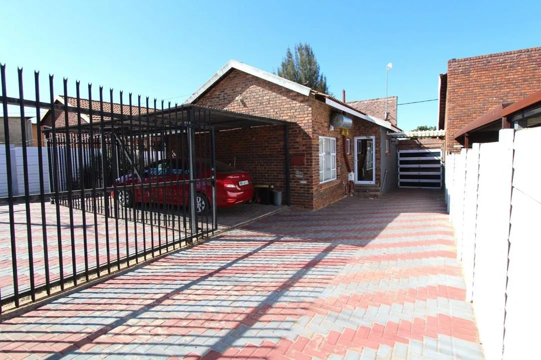 3 Bedroom House for sale in Phagameng