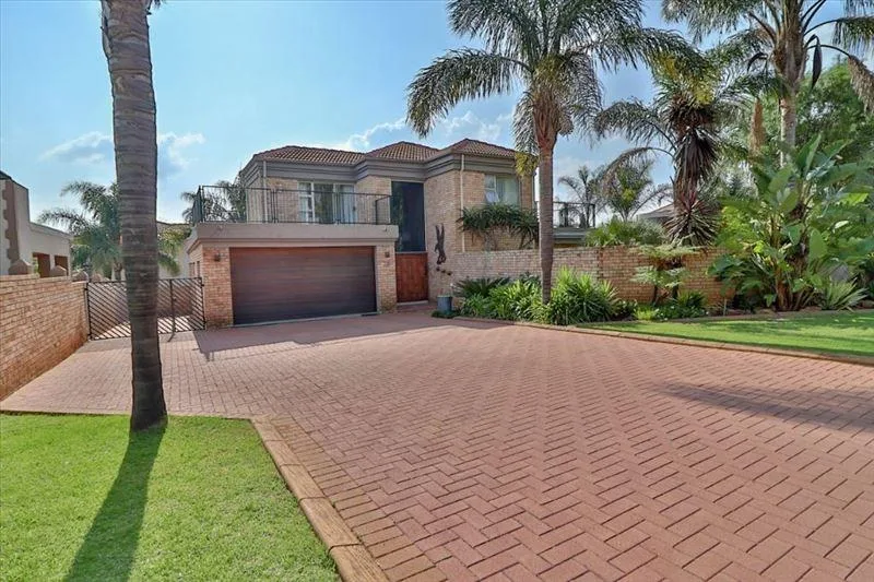 4 Bedroom House for sale in Glen Erasmia