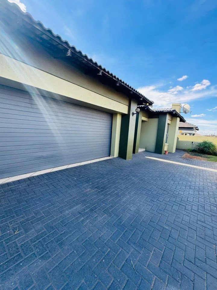 4 Bedroom House to rent in Aerorand