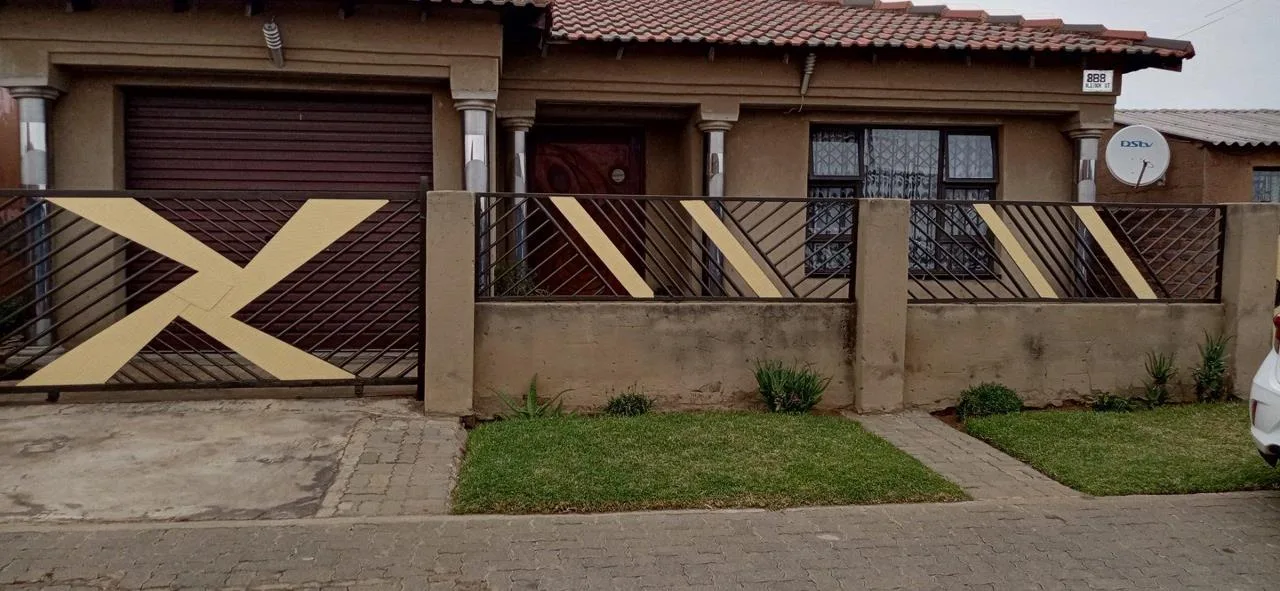 2 Bedroom House for sale in Ratanda
