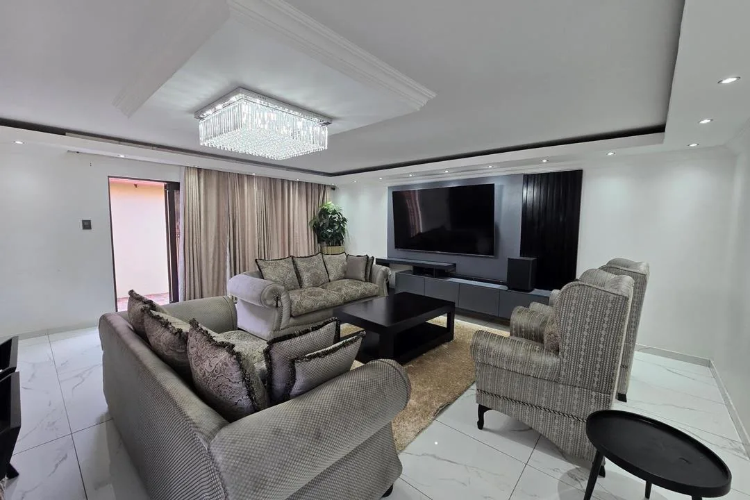 5 Bedroom House for sale in Aerorand South