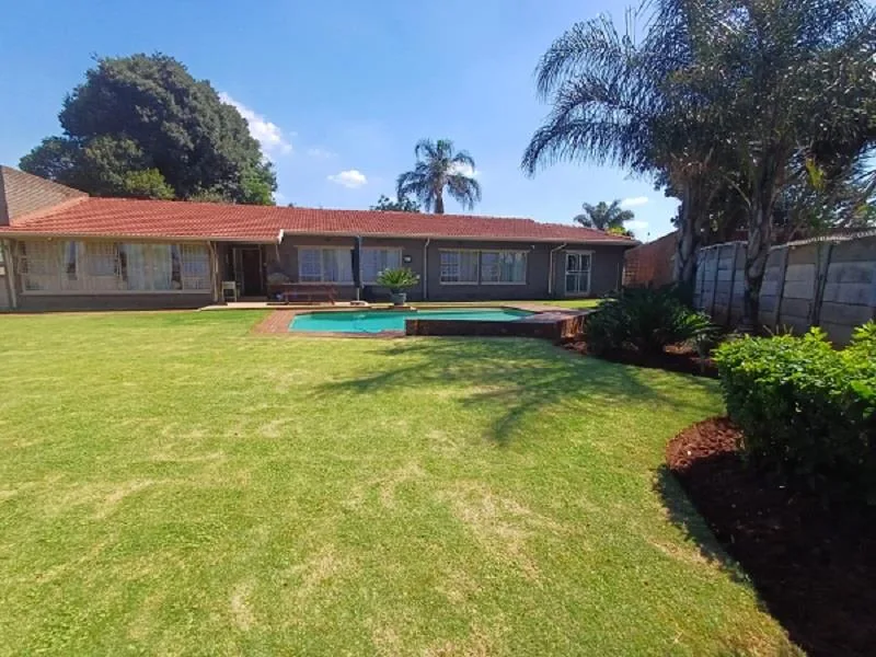 7 Bedroom House for sale in Bonaero Park