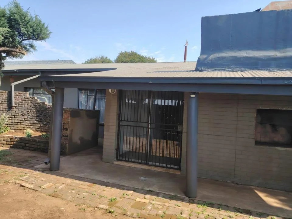 6 Bedroom House for sale in Delmas