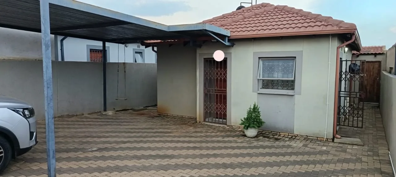 2 Bedroom House for sale in Clayville