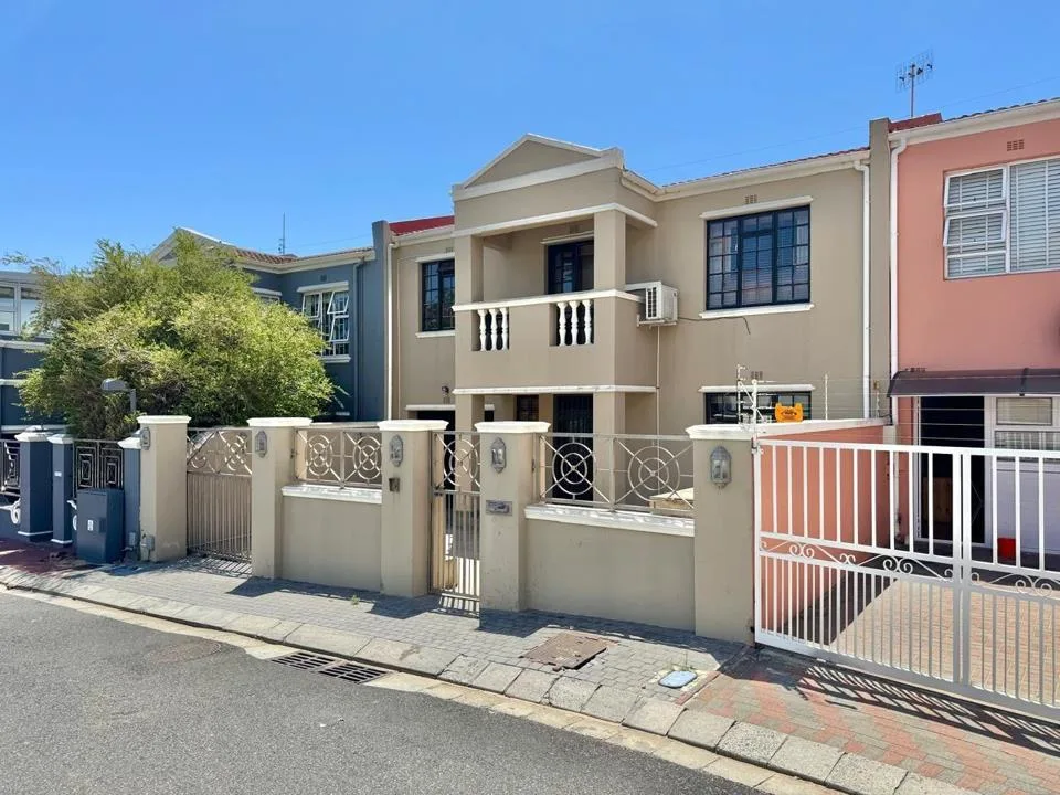 4 Bedroom House for sale in Zonnebloem