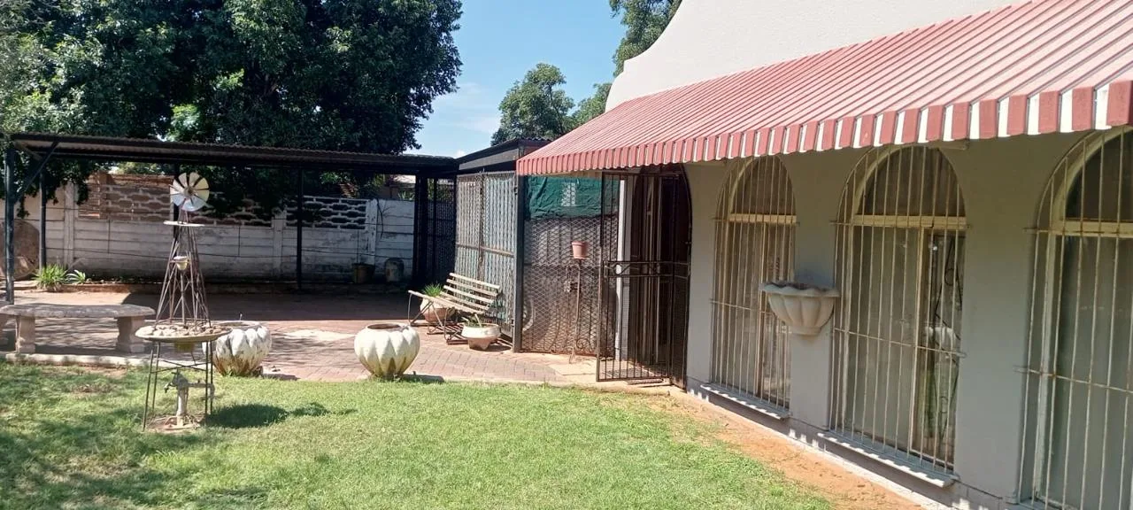 4 Bedroom House for sale in Uitsig
