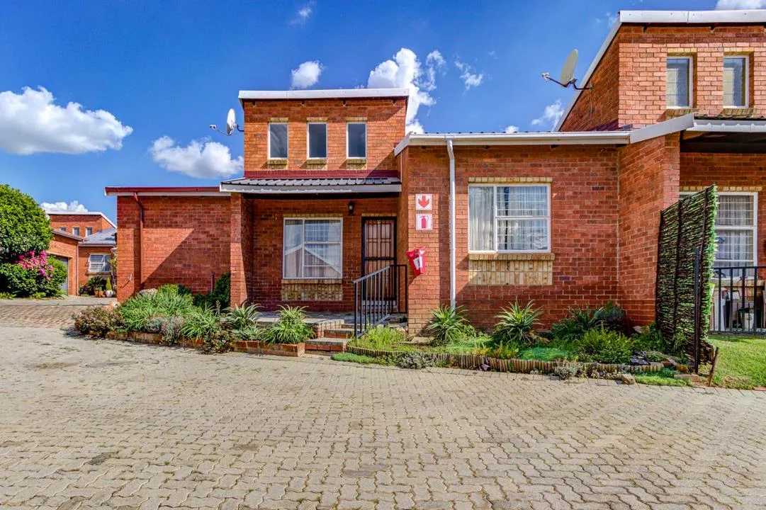 2 Bedroom Townhouse for sale in Glen Marais