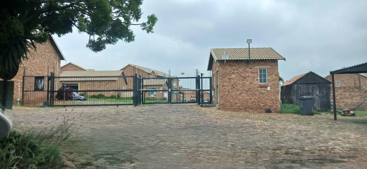 2 Bedroom Townhouse for sale in Chloorkop