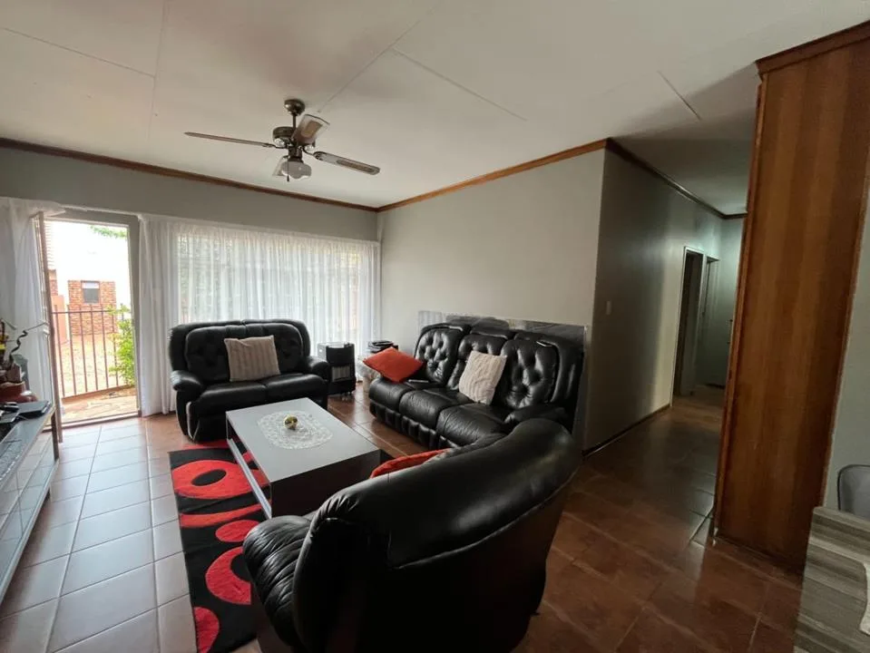 2 Bedroom Townhouse for sale in Langenhovenpark