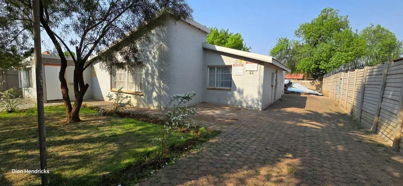 6 Bedroom House for sale in Brandwag