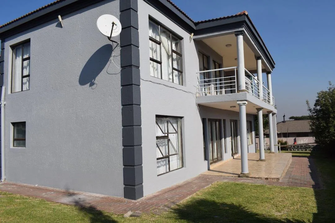 5 Bedroom House for sale in Model Park