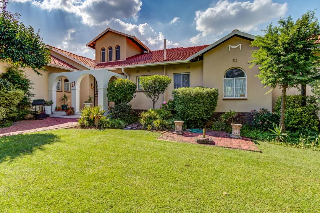 4.5 Bedroom House for sale in Van Riebeeck Park