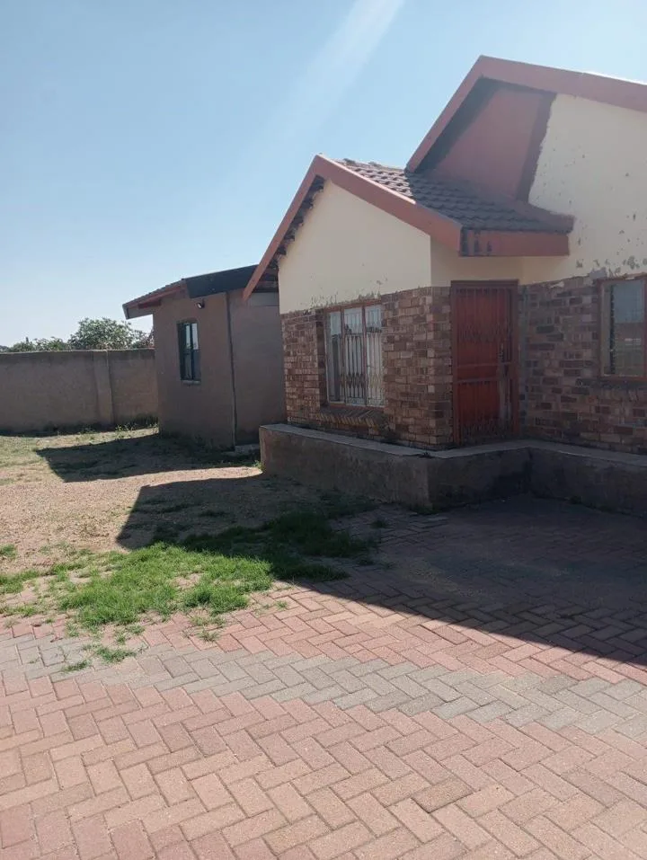 2 Bedroom House for sale in Koloti
