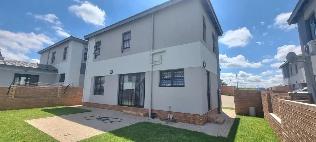 3 Bedroom House for sale in Thatchfield Estate