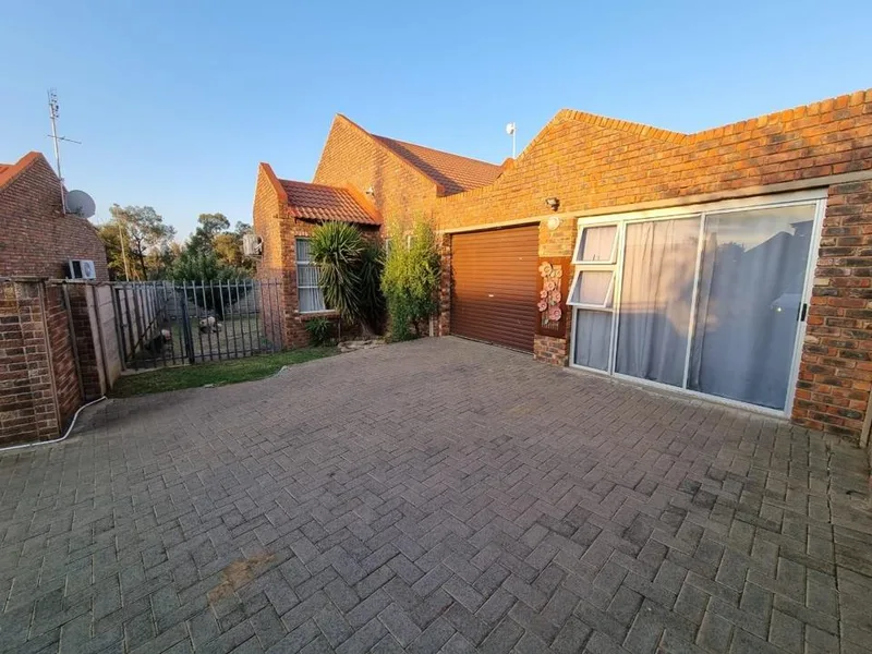 3 Bedroom Townhouse for sale in Langenhovenpark
