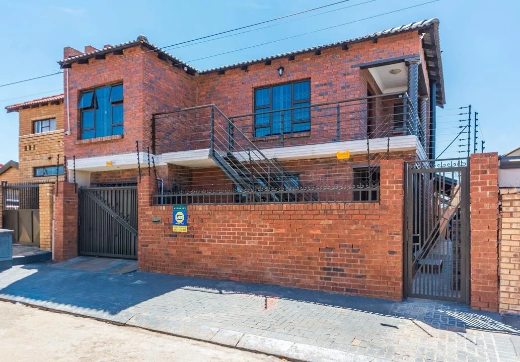 4 Bedroom House for sale in Meadowlands East