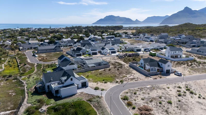 475 m² Land available in Kommetjie