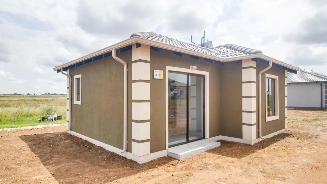 2 Bedroom House for sale in Crystal Park