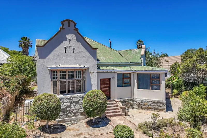 6 Bedroom House for sale in Oudtshoorn Central