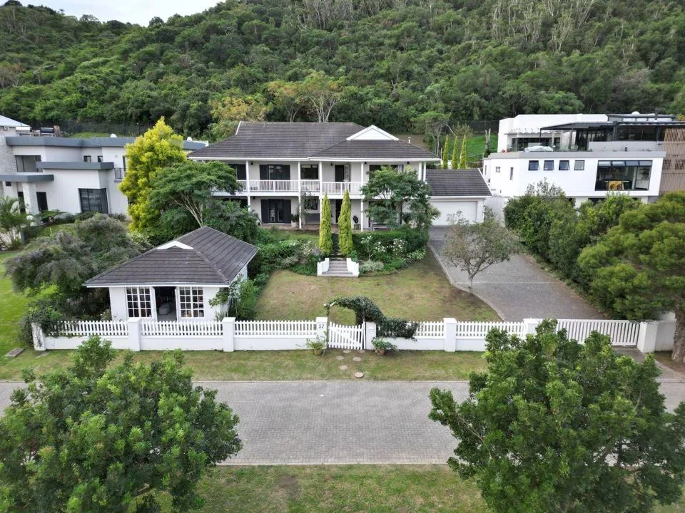 5 Bedroom House for sale in Beacon Bay