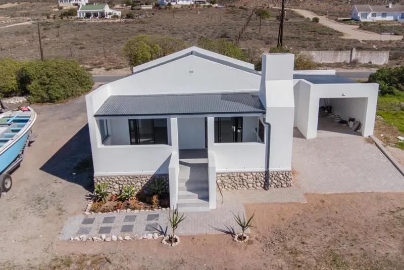 2 Bedroom House for sale in Lampiesbaai