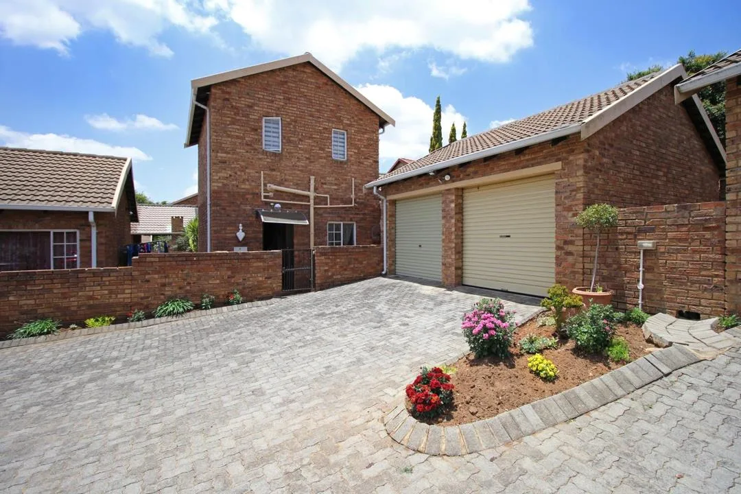 3 Bedroom Townhouse for sale in Wilgeheuwel