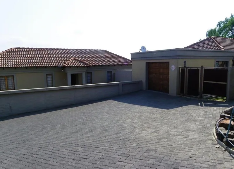3 Bedroom Townhouse for sale in Bergsig
