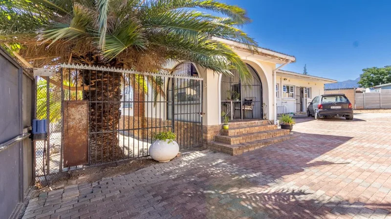 2 Bedroom House for sale in Charleston Hill